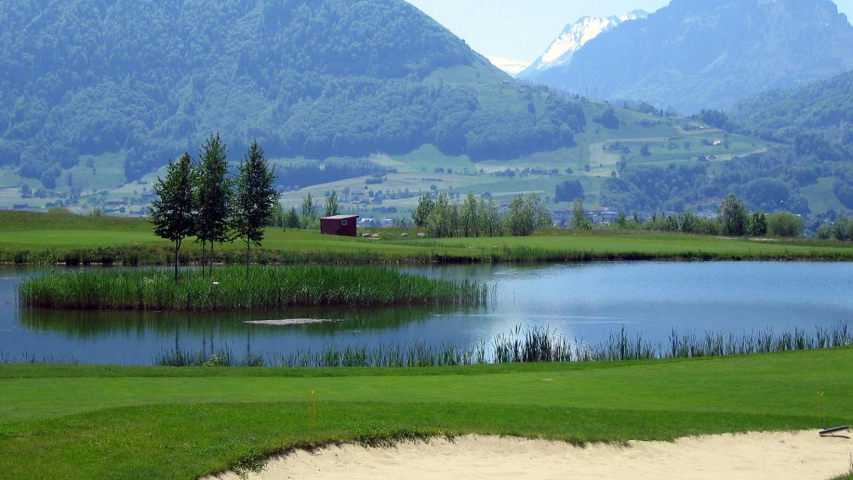 Malerische Landschaft umgibt den Golfplatz Zürichsee