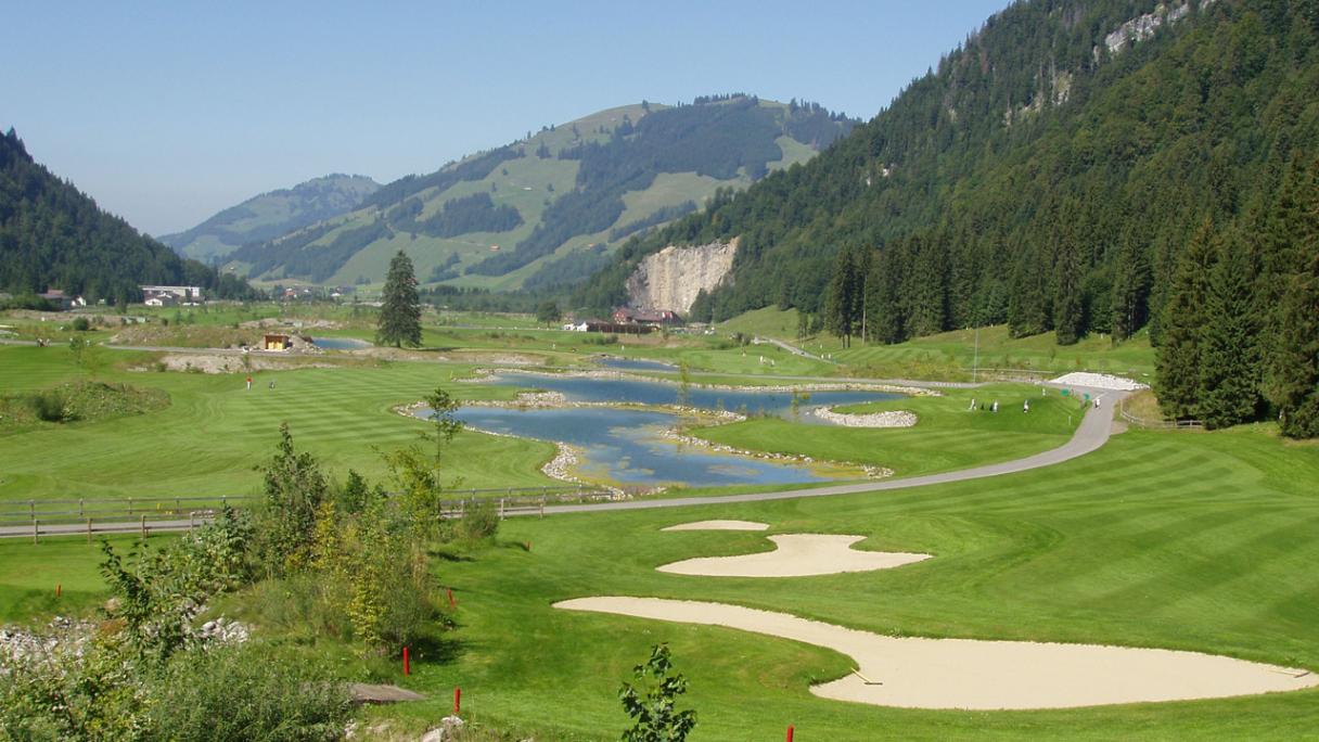 Golfclub Ybrig mit Bergpanorama