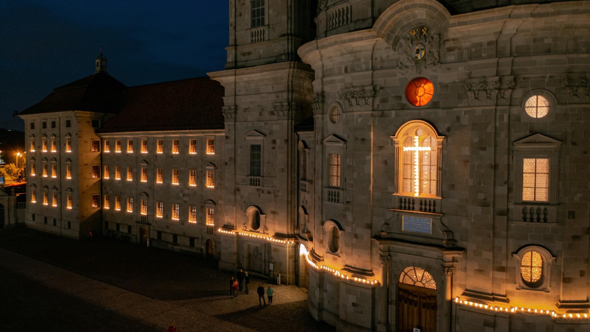Lichter schmücken Fenster des Klosters Einsiedeln an Engelweihe