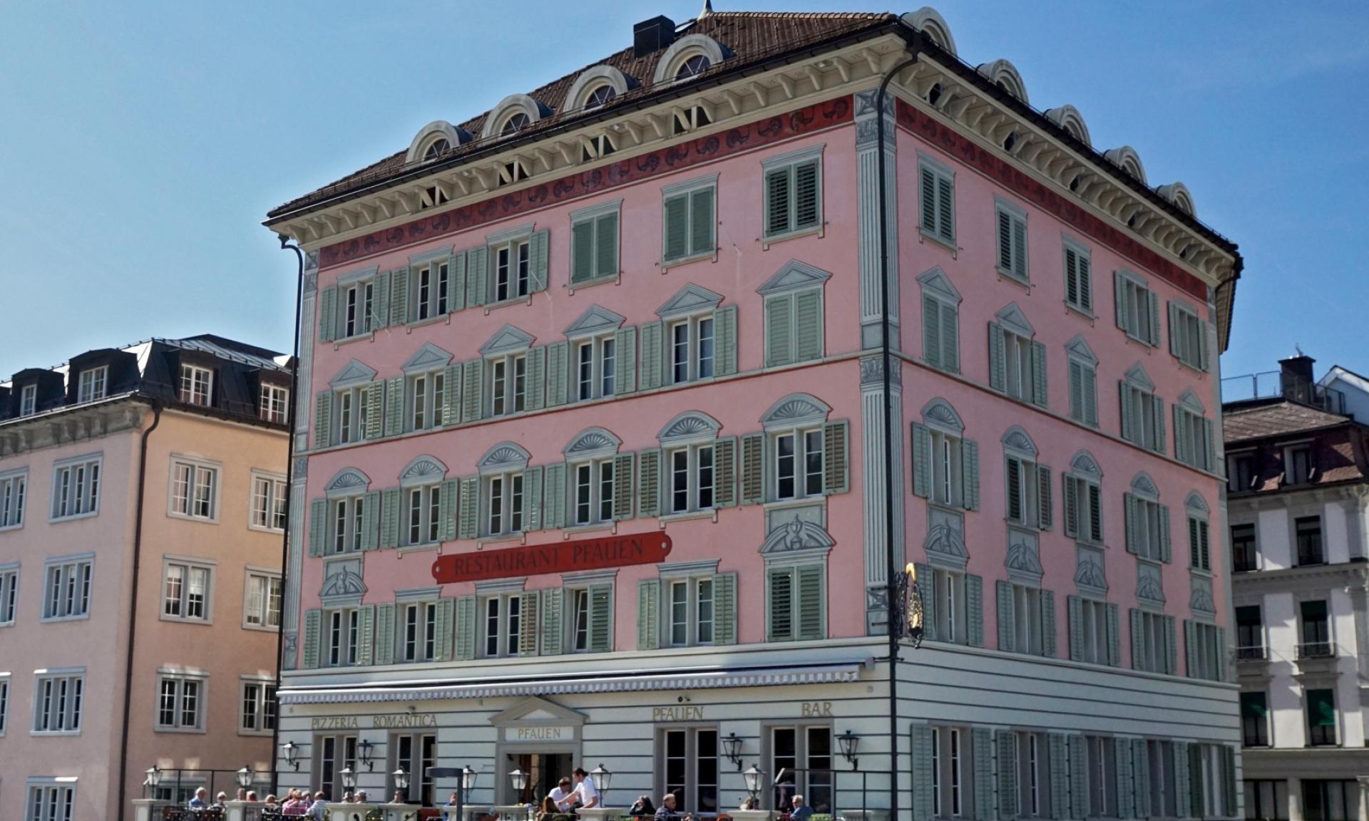 Restaurant mit rosa Fassade