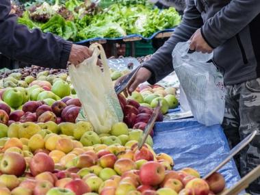 Regionale Leckereien am Marktstand in Einsiedeln