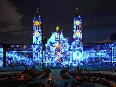 Klosterfassade beleuchtet in Blautönen in Einsiedeln