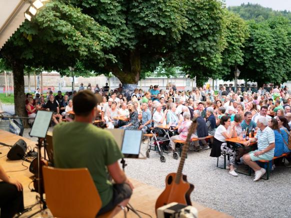 Musik im Paracelsuspark in Einsiedeln mit Publikum